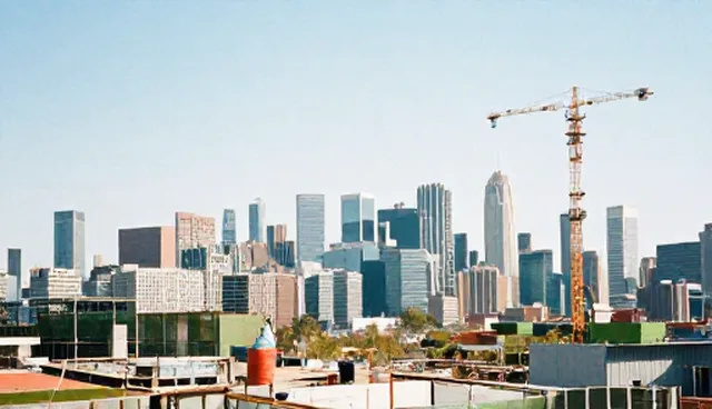 系统运维中的维护策略如何影响性能与适用条件